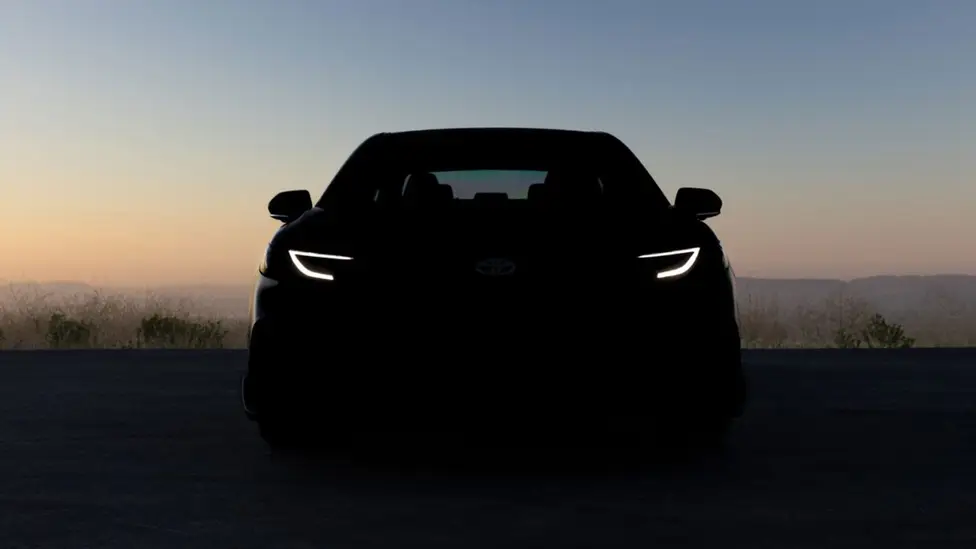 Давно работающий среднеразмерный седан Toyota определенно нуждается в обновлении