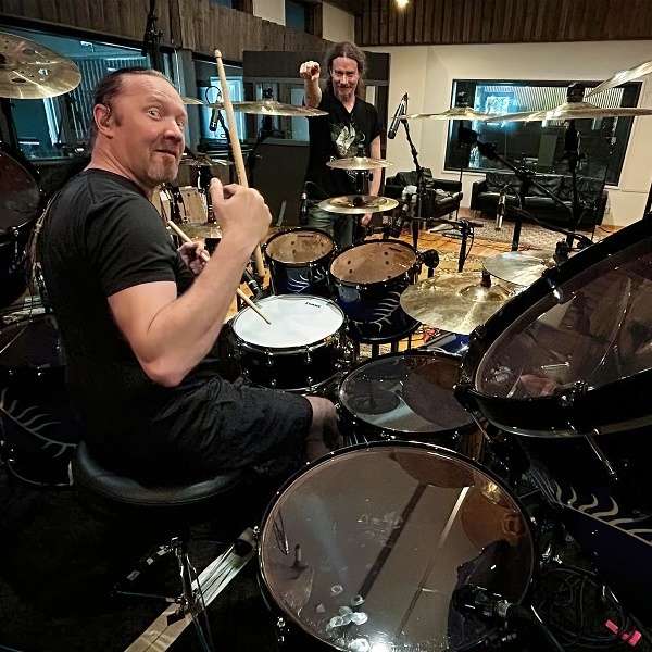 NIGHTWISH: барабанщик Кай Хахто и лидер группы Туомас Холопайнен 