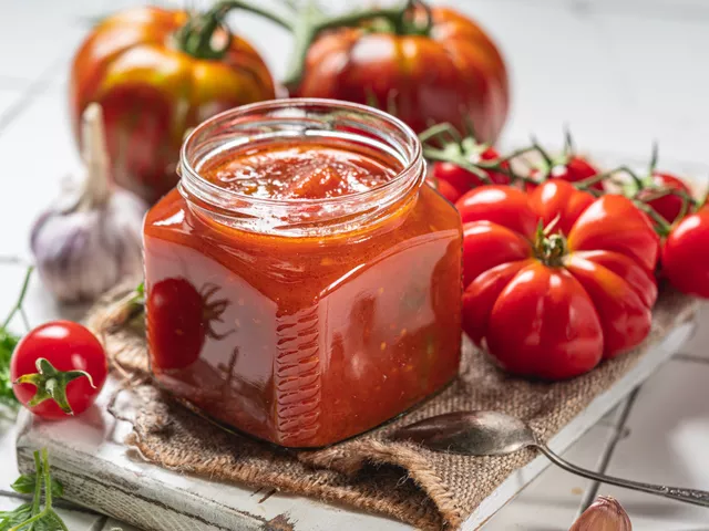 4 рецепта вкусного домашнего кетчупа из свежих помидоров - Лайфхакер