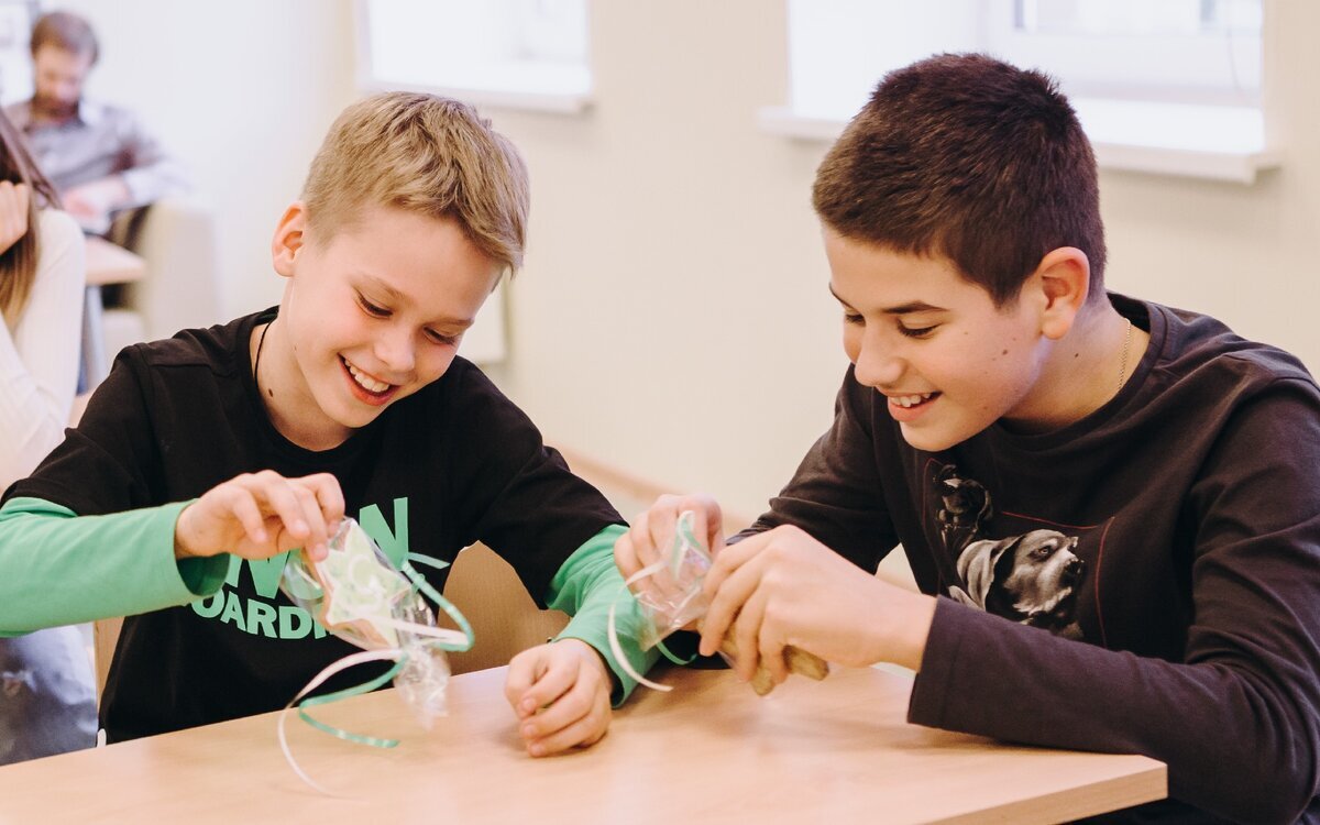 Пятиклассники на уроке. В школе 84 пятиклассника 4 7 всех. Ребенок пятиклассник. Фото пятиклассников. Директор средней школы тау.