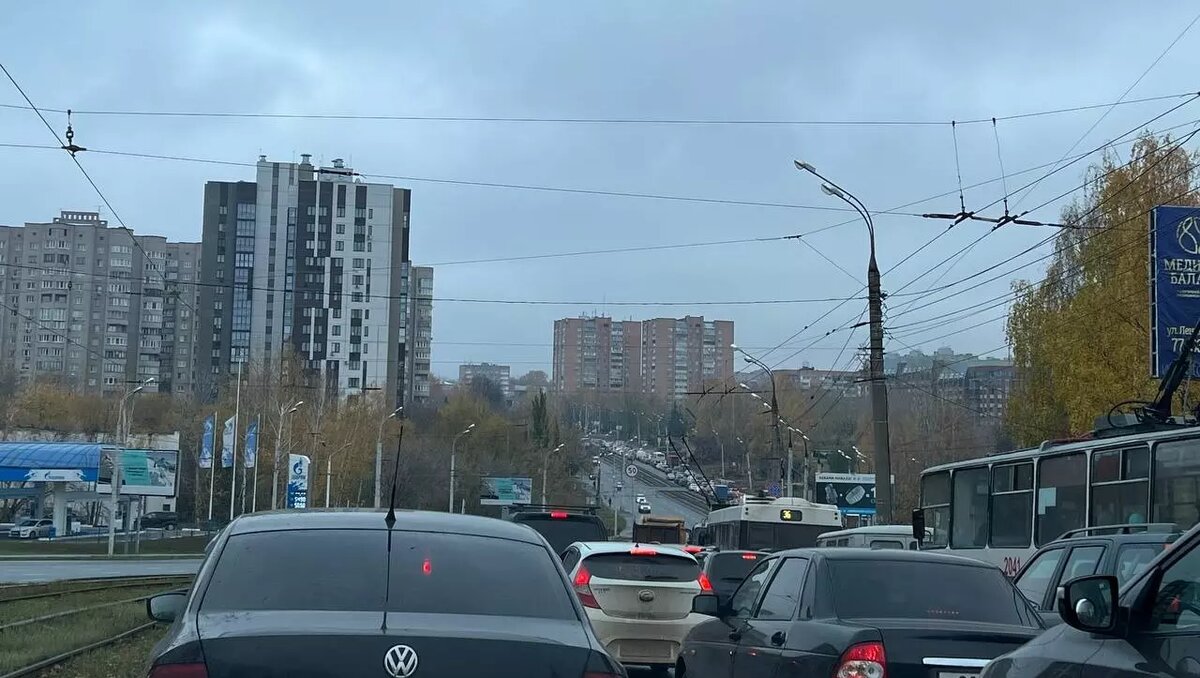     В Ижевске утром 20 октября на улицах Кирова, 30 лет Победы и Холмогорова образовались большие пробки. Об этом очевидцы сообщили в соцсетях.