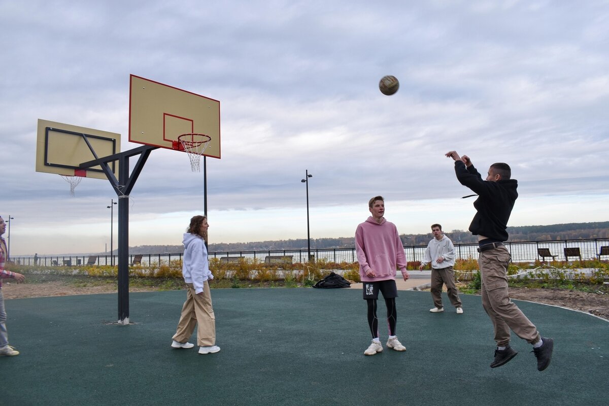    На территории стрелки Волги и Кинешемки появилась стритбольная площадка