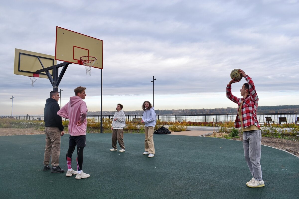    На территории стрелки Волги и Кинешемки появилась стритбольная площадка