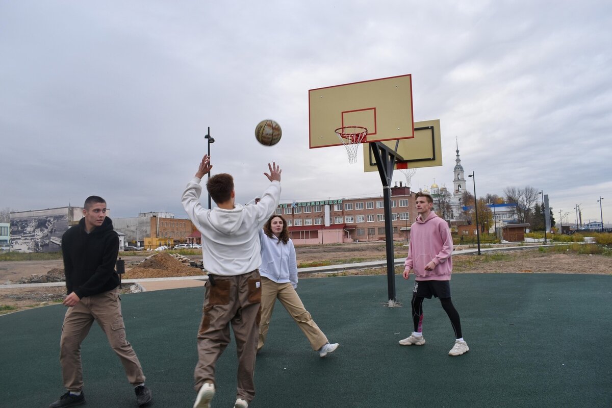   На территории стрелки Волги и Кинешемки появилась стритбольная площадка