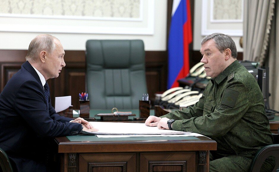    Владимир Путин в Ростове провёл встречу с начальником Генштаба ВС РФ
