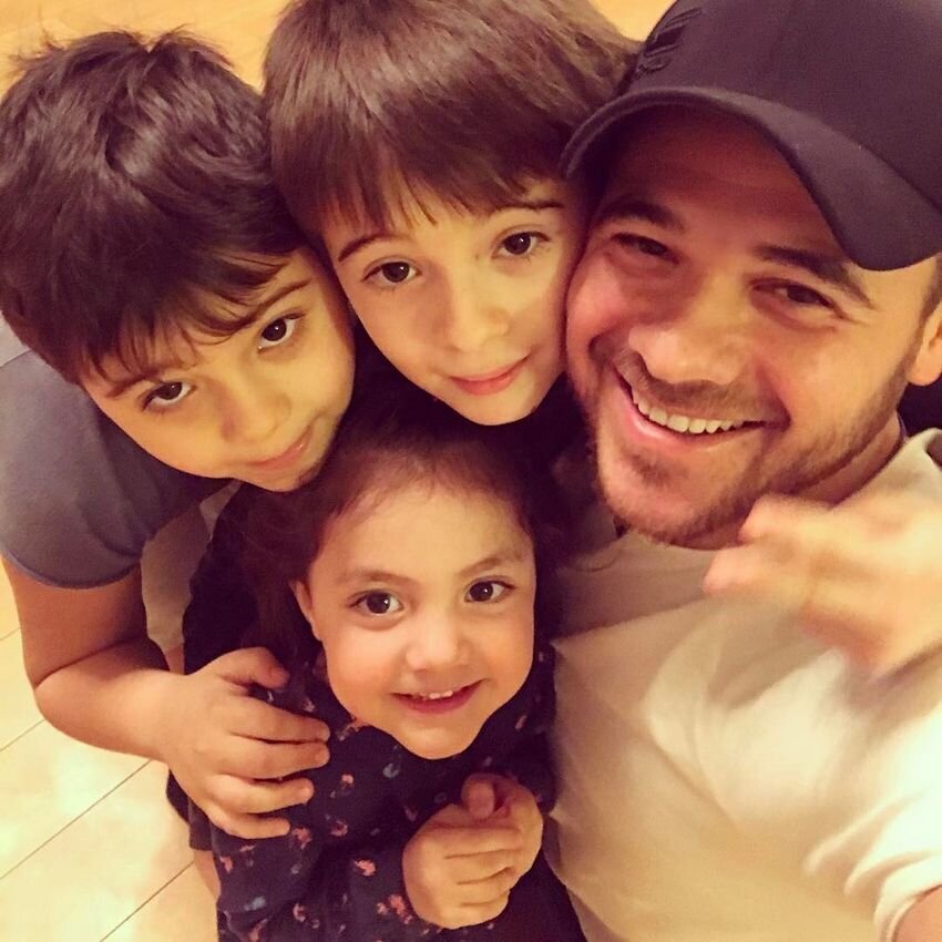 Став довольным отцом, Николай до конца дней своих жил в гармонии со своими детьми. Вступать в новый брак он не хотел, так как понял, что чистое счастье заключается в браке с родными людьми.Жила-была женщина, у которой было двое детей от предыдущего брака. Однако мужчину, с которым она была вместе, это нисколько не смущало. Он вообще считал, что дети и большая семья - это абсолютное счастье. Со временем он пригласил женщину и ее детей к себе домой. Хотя его собственные дети поначалу относились к ним с опаской, они скрывали свои чувства. Они не хотели расстраивать отца, тем более что он стал оживленным и выглядел искренне счастливым.Постепенно новая партнерша стала контролировать домашнее хозяйство, и все члены семьи подчинялись ее правилам. Мужчина неустанно трудился, брал на себя несколько обязанностей, чтобы содержать растущую семью, а его партнерша оставалась безработной. Она сосредоточилась исключительно на себе и своих детях, пренебрегая всеми обязанностями в семье. Сколько бы денег ни приносил отец, этого никогда не было достаточно. Страдали и его собственные дети, ведь их сводные братья и сестры всегда были одеты в изысканные одежды, в то время как сами они ходили в поношенной, изношенной одежде. Однако они не сдавались, держались вместе и всячески старались поддержать и приободрить отца.В один роковой день женщина решила, что больше не хочет жить ни с детьми, ни с мужчиной Николаем. Ей нужен был только их дом. В своем извращенном плане она задумала отравить Николая, а детей отправить в детский дом. Ей очень хотелось быть единственной хозяйкой дома, ведь у нее никогда не было своей собственности, и она всегда жила на съемных квартирах. С момента знакомства с Николаем она задумала завладеть его домом, чтобы у ее детей всегда была крыша над головой. Собственные дети Николая стали ей мешать, и она поняла, что только он стоит на ее пути. Если она будет слишком настаивать, он может просто выгнать ее на улицу. Поэтому она решила прибегнуть к отравлению.По счастливой случайности Николай выжил после намеренного отравления, как сказал доктор, он родился удачливым. И хотя жизнь Николая несколько дней висела на волоске, присутствие детей способствовало его быстрому выздоровлению. После выписки из больницы Николай не замедлил выселить женщину и ее детей из дома. Кроме того, он написал подробное заявление в милицию, в котором подробно описал все произошедшее. В результате в отношении женщины было возбуждено уголовное дело, что позволило установить ее вину.