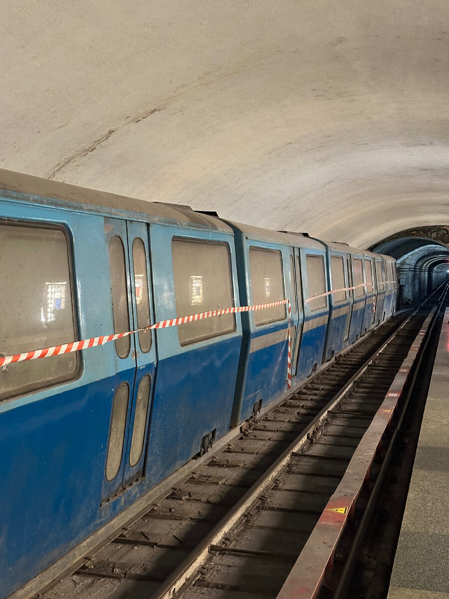 *метро