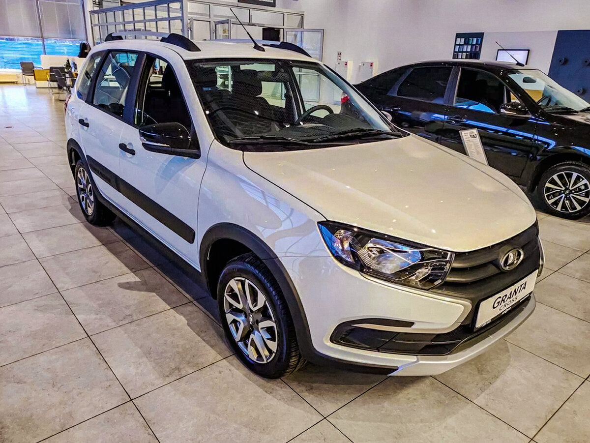 Новая Лада Гранта Кросс стоит в автосалонах уже за 1.3 млн рублей