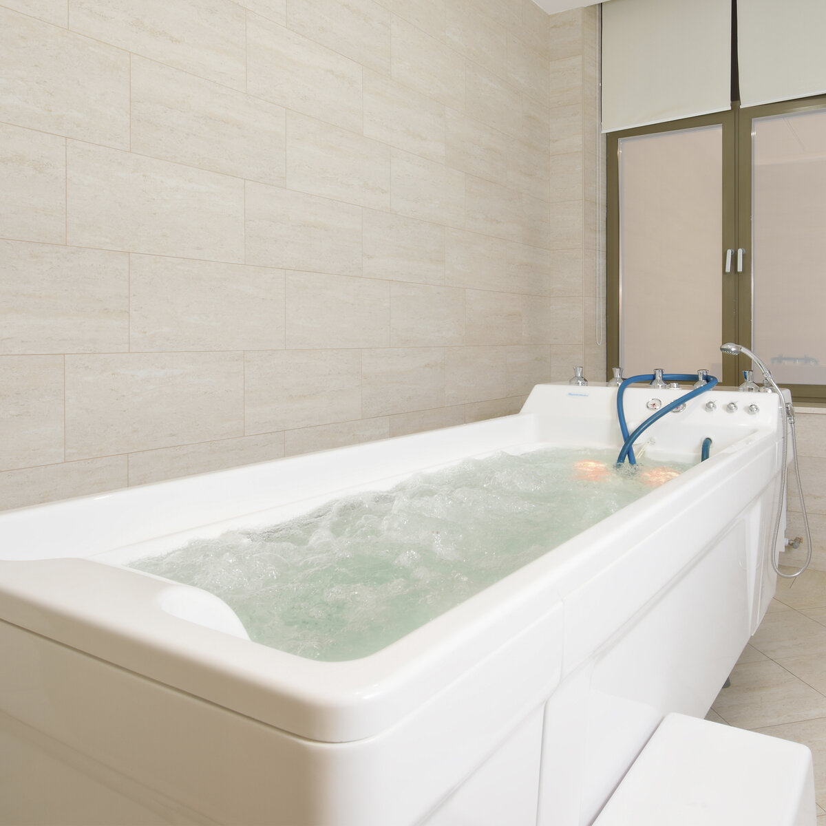 Подводный душ-массаж