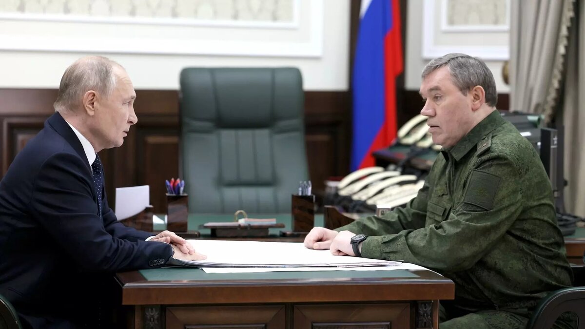     Президент России побывал в Ростове-на-Дону в штабе ВС России и передал привет всем командирам, пишет ТАСС.