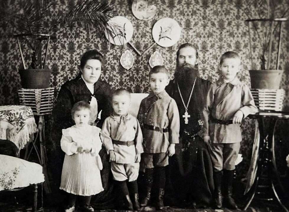 Семья священника Павла Дернова. 