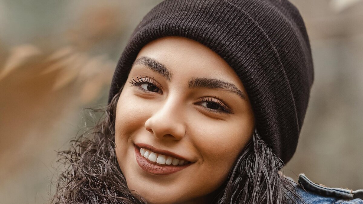    Какие модели шапок в тренде осенью 2023 года: советы стилист© Unsplash / Омид Армин