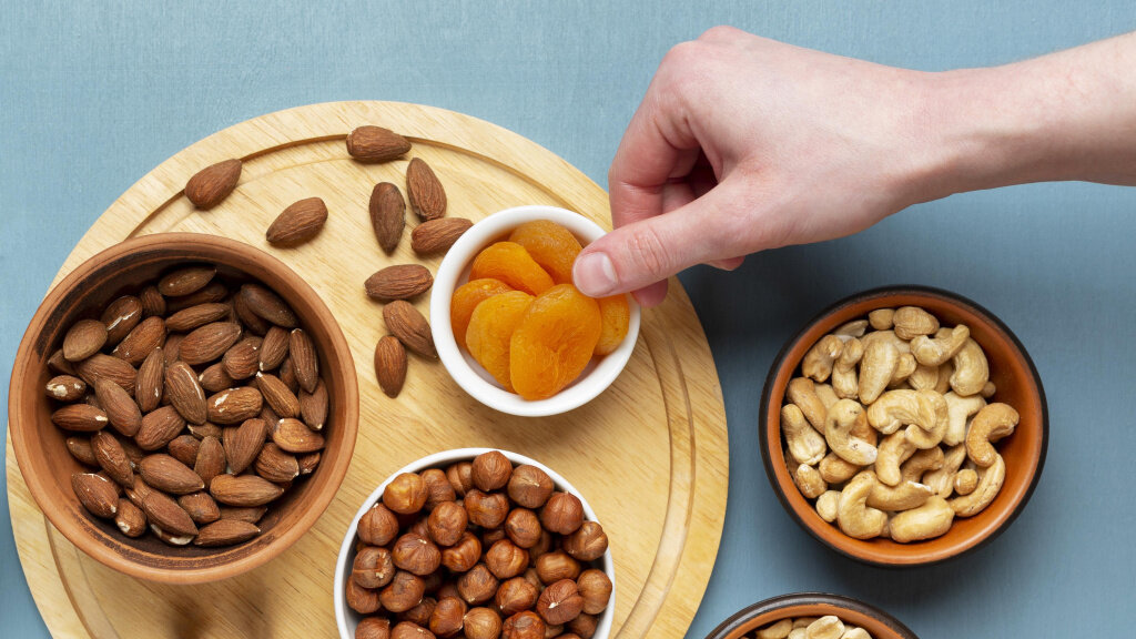 орехи. что полезно с утра на голодный желудок. в какое время лучше есть грецкие орехи. ем орехи смесь. орехи.