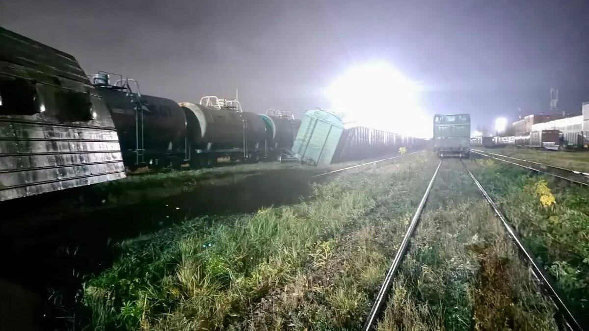     Нижегородская транспортная прокуратура и Центральный МСУТ СК начали проверки из-за схода трех вагонов грузового поезда с рельсов в Нижнем Новгороде 19 октября. Ведомства выясняют обстоятельства происшествия.
