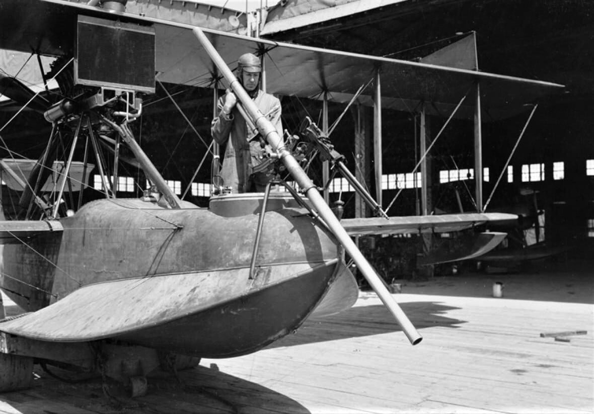 Орудие К. Девиса на летающей лодке Curtiss F-5-L.