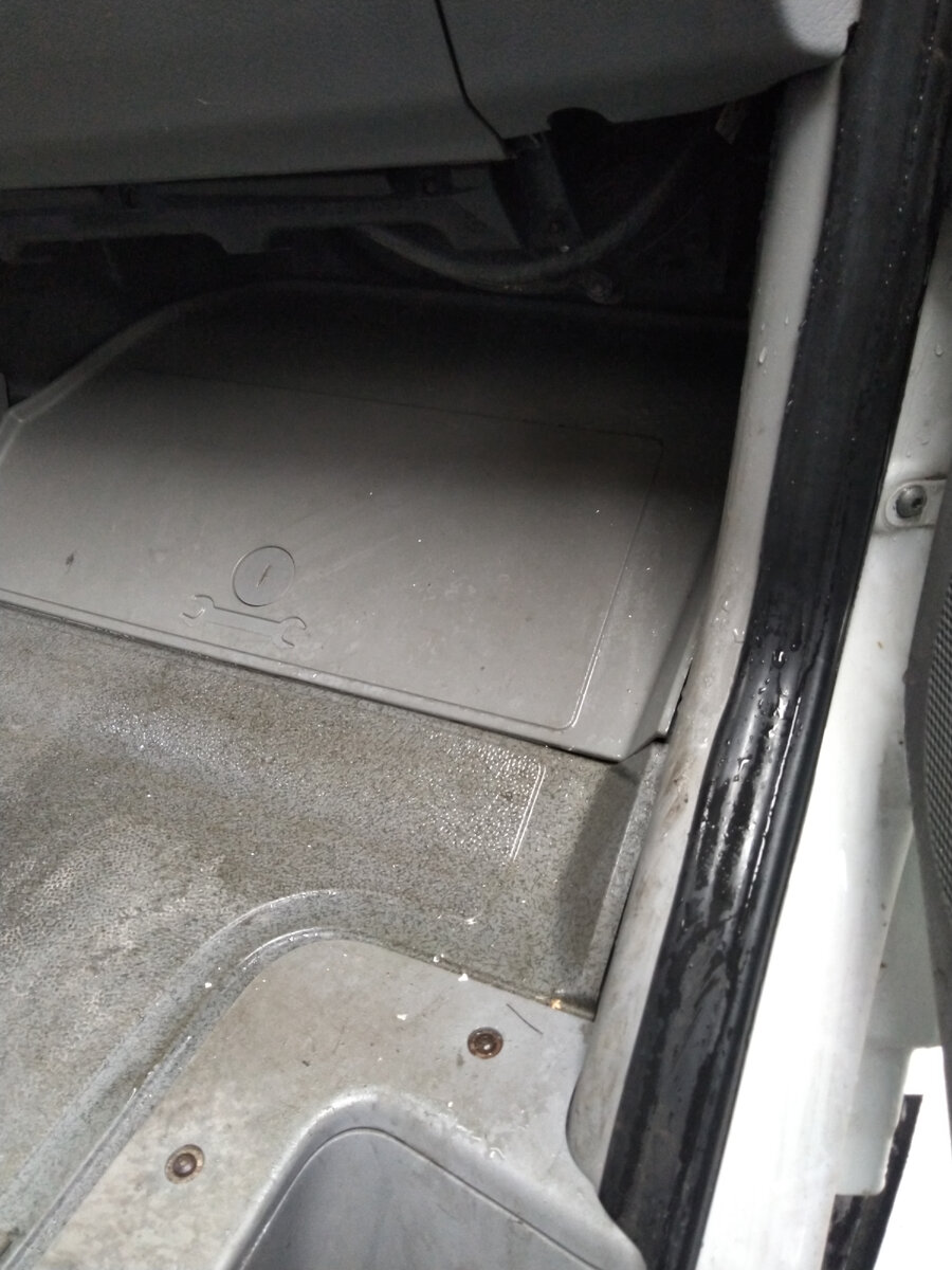 течет даже не там где мазали в первый раз - над передним пассажиром, а в районе стойки и за приборку