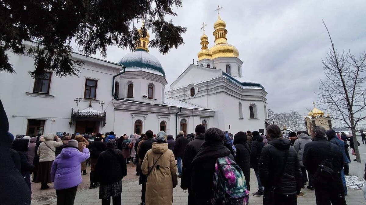 Прихожане перед службой в Киево-Печерской лавре, 29 марта 2023 / Українська Православна Церква