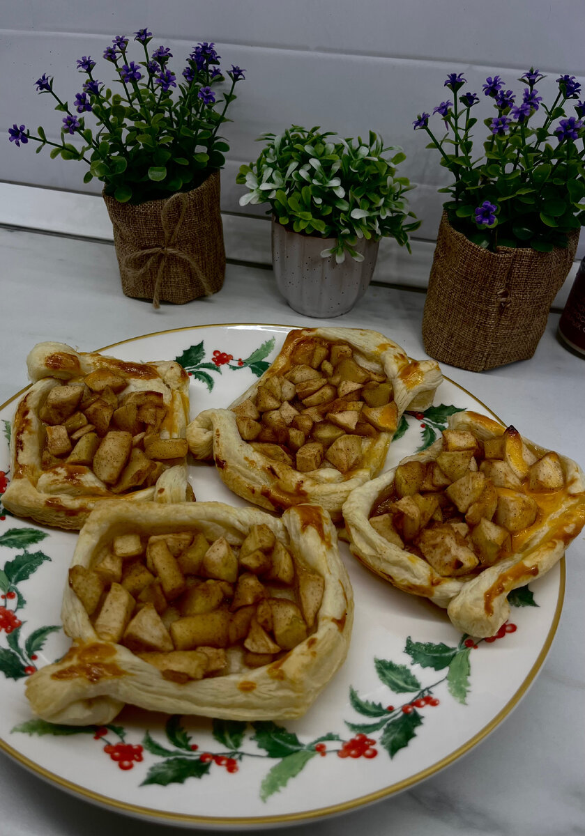 Слойки с яблоками и корицей