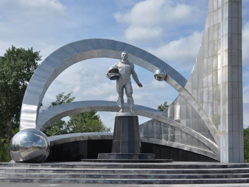 Памятники караганды. Памятник Гагарина в Караганде. Памятник покорителям космоса Караганда. Караганда памятник космонавту. Площадь Гагарина Караганда.