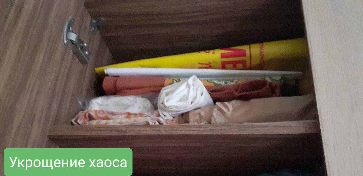 Верхняя полка на антресоли. Удобно, но некрасиво