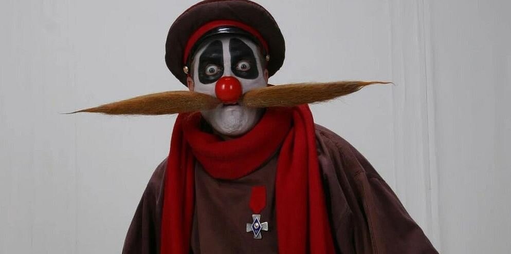 Деревня дураков клоун. Деревня дураков герои. Деревня дураков усач. Деревня дураков клоун. Усатый из деревни дураков.