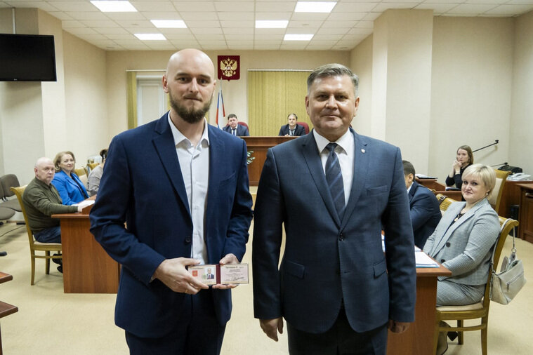    Главный федеральный инспектор по Курганской области Артем Пушкин (справа), в том числе вручил удостоверение судье Вадиму Бездыханюку
