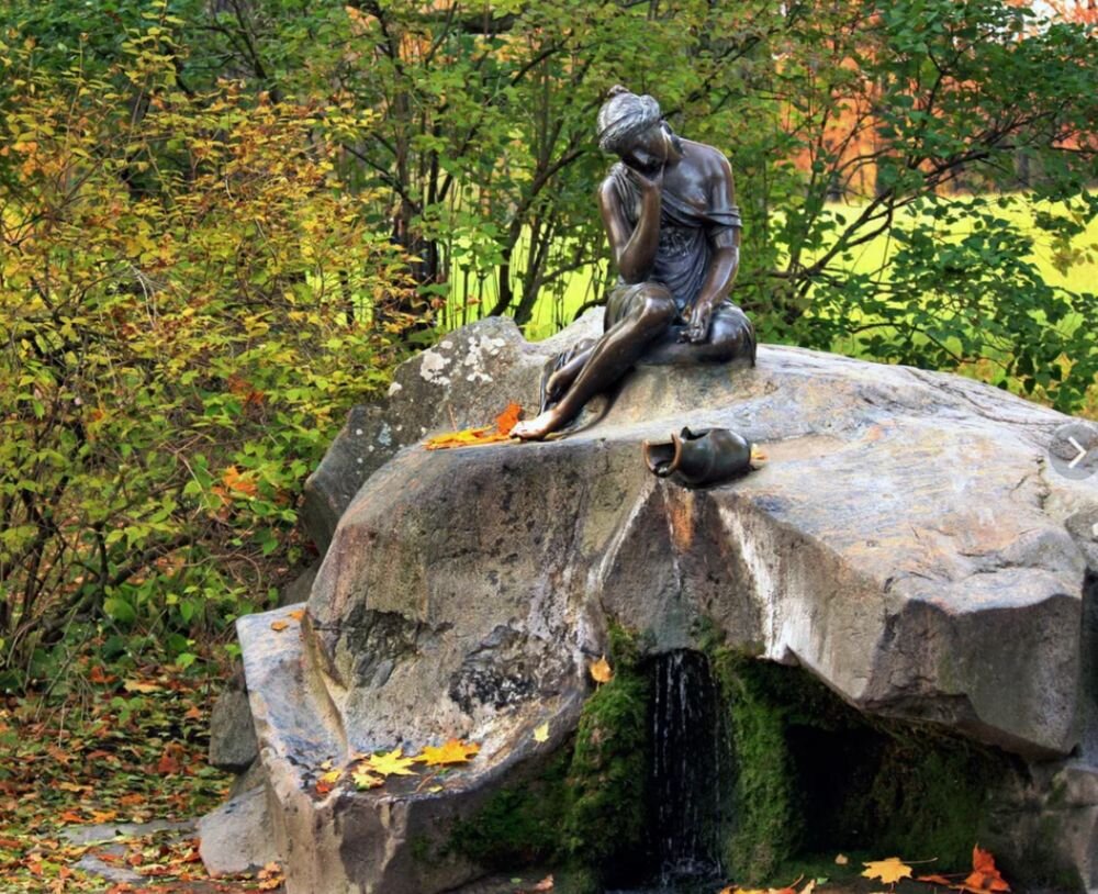 А это из рассказа Нагибина: "Пушкин быстро зашагал, а потом побежал по дорожке вдоль озера, свернул на росную тяжелую траву, забрызгавшую до колен его светлые панталоны, перепрыгнул через скамью и оказался в липовой аллее. Он чуть задержался у Девы, разбившей кувшин, и в который раз подивился изяществу ее горестной позы".