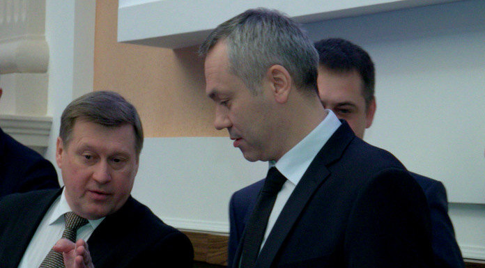    Обсуждаемая норма актуальна для разных территорий — не только для Новосибирска, где в следующем году истекают полномочия последнего избранного, а не назначенного губернаторской командой, мэра. На фото мэр Новосибирска Анатолий Локоть (слева) и губернатор Новосибирской области Андрей Травников. Фото Михаила Перикова