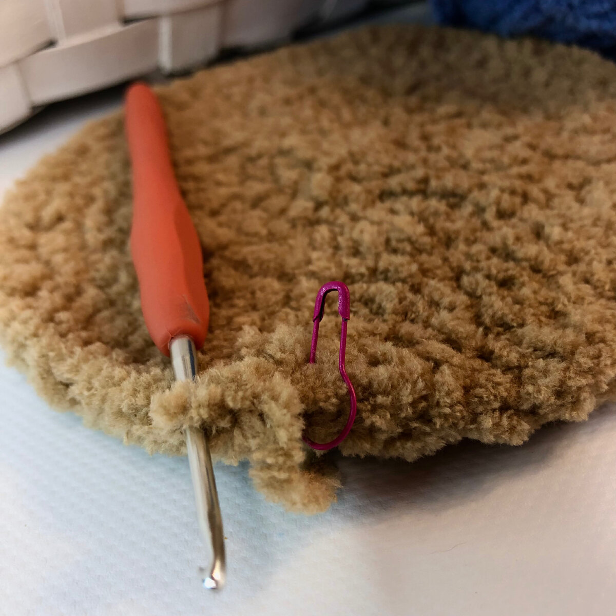 На крючке - последняя петля ряда. Маркером отмечена первая