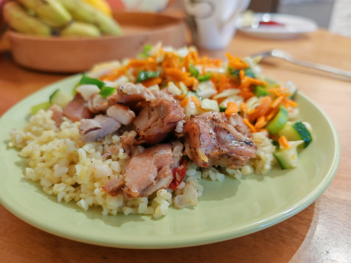 Записываем: салат - 200 гр., булгур - 30 гр. сухой крупы и мясо (бедро курицы) - 120 гр. Занимает одну минуты. Фото в разы быстрее))