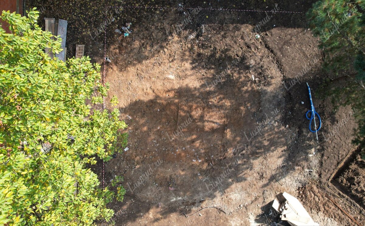 Перед стартом земляных работ размечаем пруд на местности