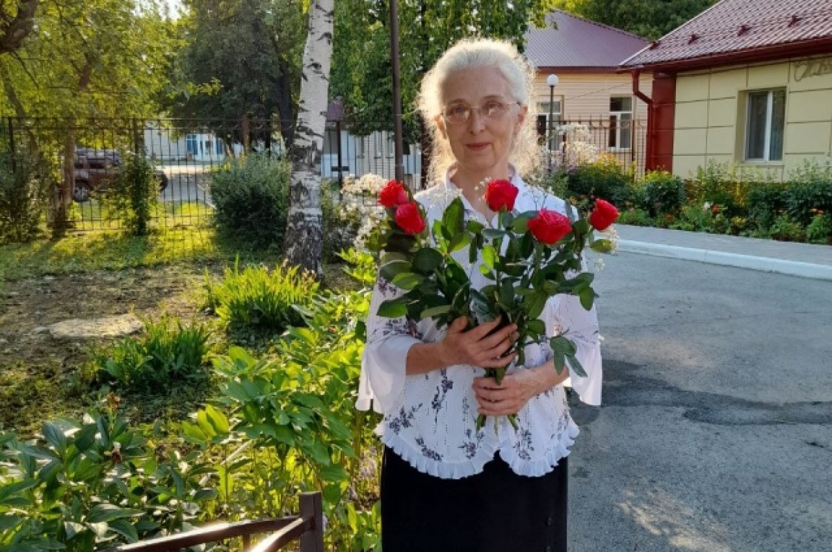    Ученики, приходящие в отпуск с СВО, навещают учительницу и держат в руках не только её письма, но и цветы для любимого педагога