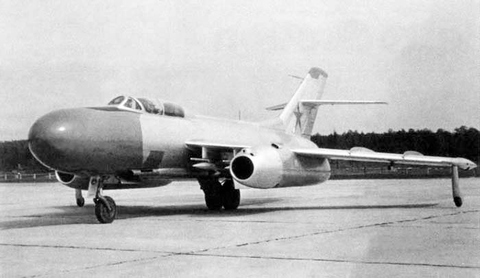 Истребитель Як-25 является родоначальником большого семейства самолётов самого различного назначения - перехватчиков, разведчиков, бомбардировщиков. На снимке: опытный Як-25К, вооружённый четырьмя УР "воздух-воздух" К-75.