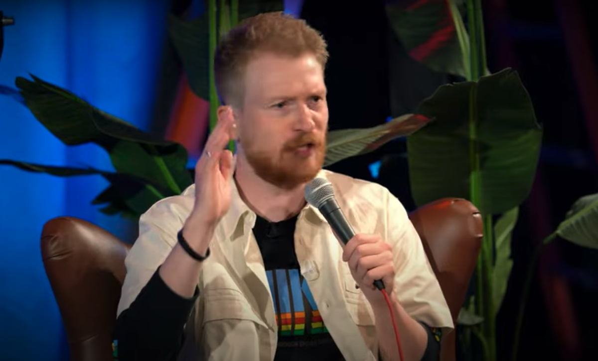 Даня активно критикует российскую действительность, каждый раз убеждая себя в том, что в России ему было очень плохо