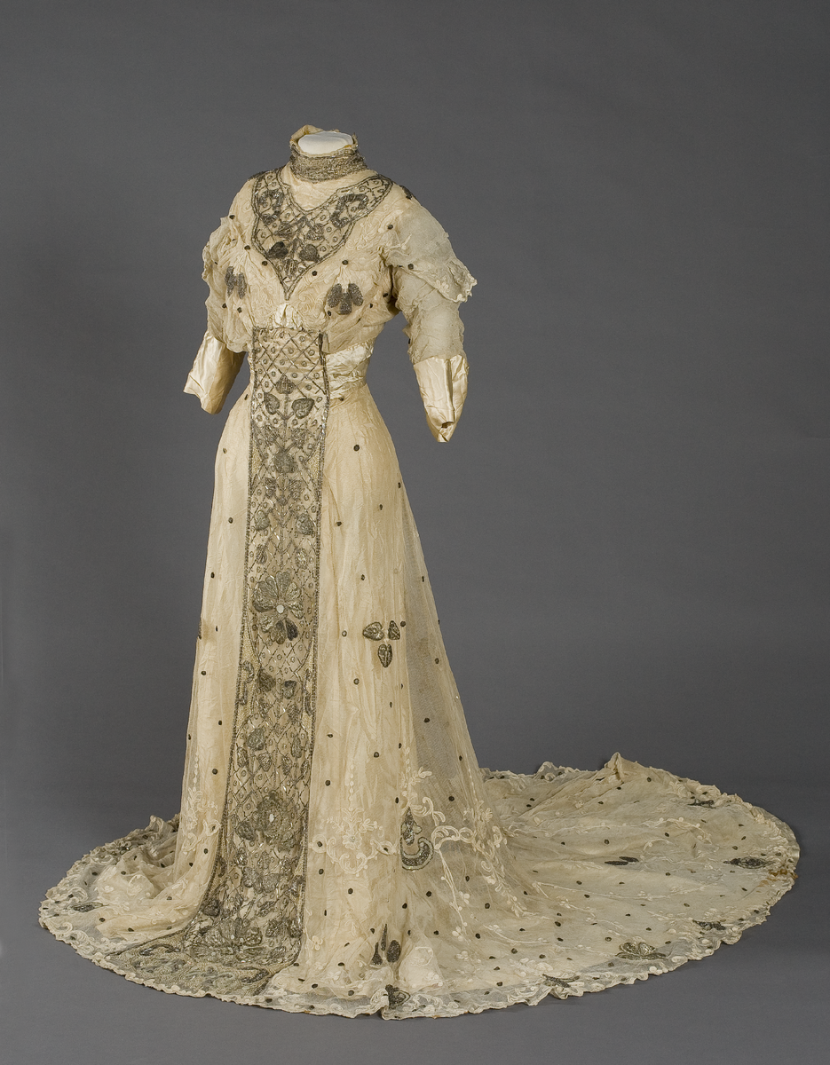 Платье подвенечное А. А. Радкевич (Панаевой). Россия, 1910 год. Государственный Эрмитаж.