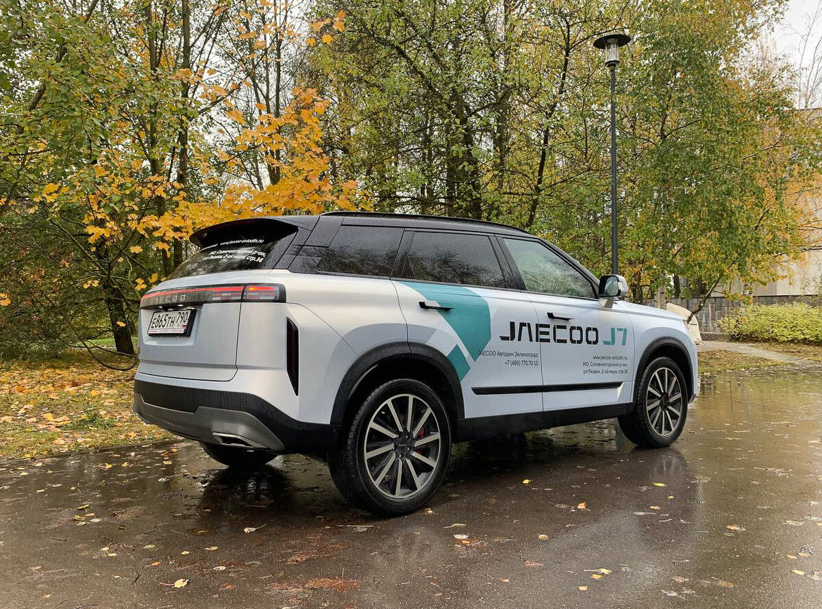 Кузов Jaecoo J7 – оцинкован полностью, включая крышу. Выдвижные ручки не боятся обледенения. С колесами размерностью 19 дюймов кроссовер выглядит весьма внушительно. Ну а красные тормозные тормозные суппорты не ставит только ленивый