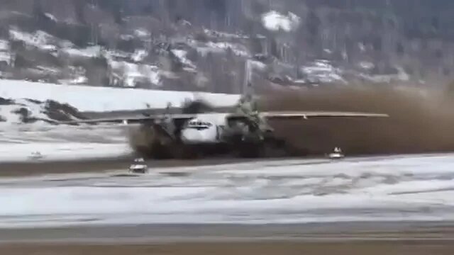 На этом снимке взлёт Ан-24 с грунтовой полосы в аэропорту Бодайбо. Я сам летал на Ан-26, лётчики могут подтвердить - это практически одна и та же машина, неприхотливая и надёжная.