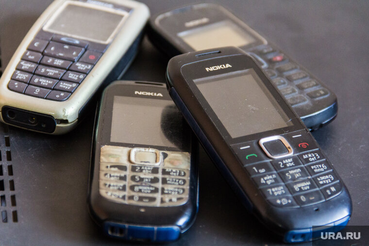    Кнопочные телефоны не позволяют пользоваться современными инструментами управления и соцсетями