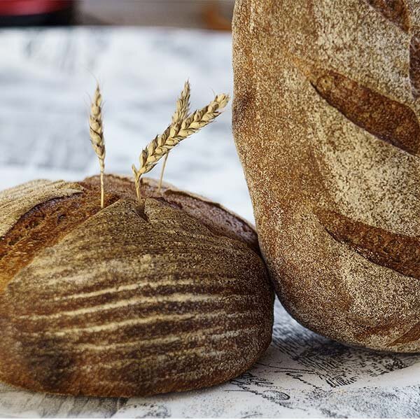  Хлеб на закваске может быть адаптирован под различные диеты в зависимости от потребностей и ограничений питания. Вот как он может вписываться в некоторые популярные диеты:

1.-2