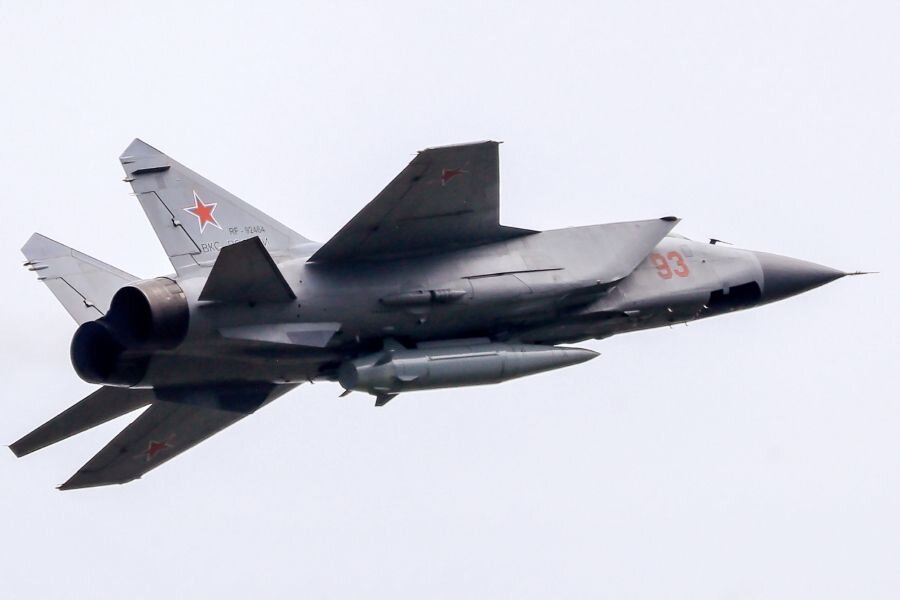    Истребитель-перехватчик МиГ-31К с гиперзвуковой ракетой «Кинжал» © Антон Денисов/РИА Новости