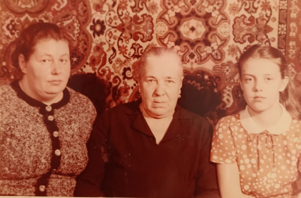 Тете – 34 года, бабушке – 62, моя двоюродная сестра Алла – 10 лет. 