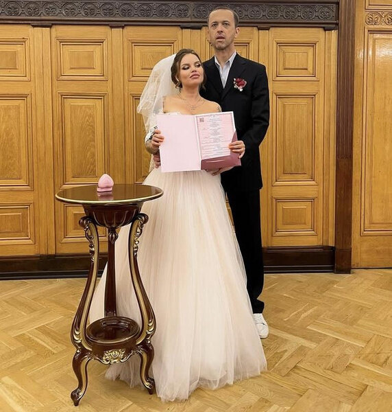 Только месяц назад, в сентябре 2023 года, светская дама и бывшая звезда проекта "Дом-2" 34-летняя Олеся Малибу вышла замуж. Прошел только месяц, а она уже разводится.-2