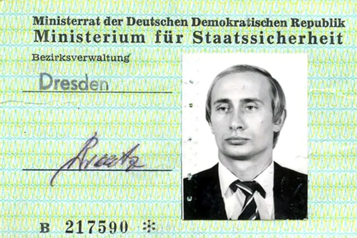  То, что нынешний президент РФ – в прошлом сотрудник КГБ и резидент ее структур в Восточной Германии, не является секретом. Также давно известен его рабочий псевдоним – Моль.-2
