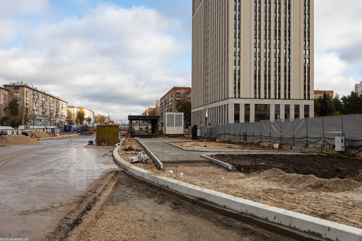 1. На поверхности, на месте бывшей строительной площадки начались работы по  благоустройству прилегающей территории. Проектом благоустройства предусмотрены  озеленение площадью 25 тыс. кв. м, организация пешеходных зон и устройство  парковки.