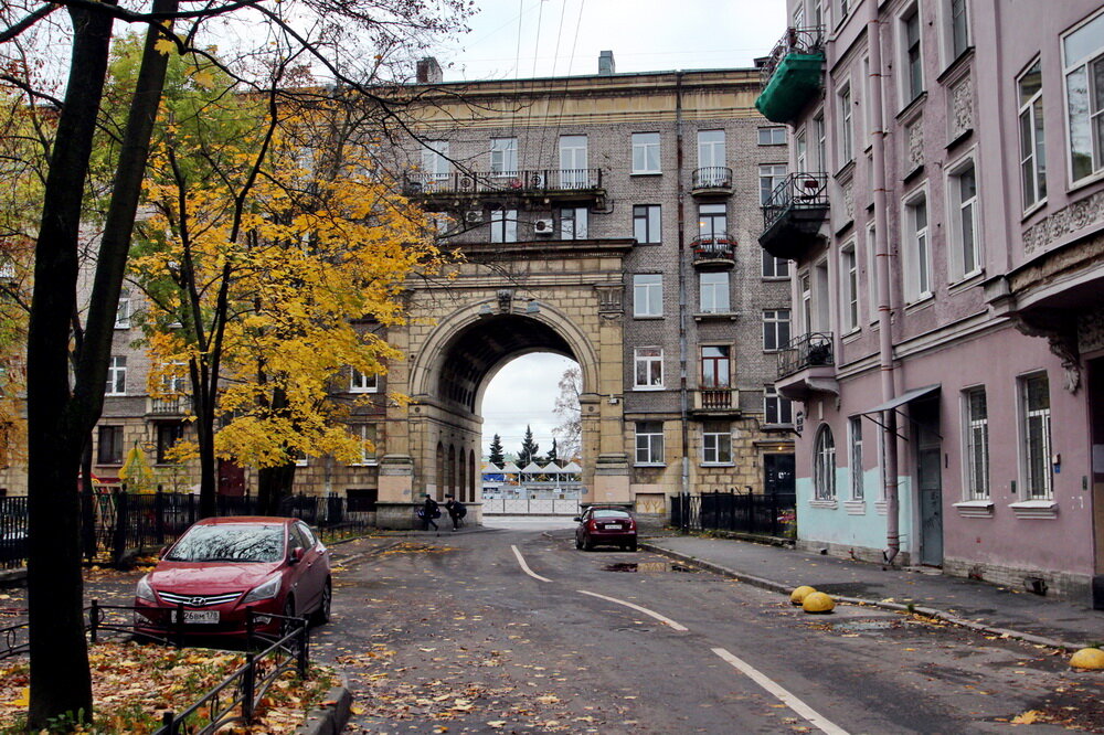 Двор был широкий. Офицерский переулок. Арка офицерский переулок. Петербург сталинка двор. Кубанская улица Санкт-Петербург.