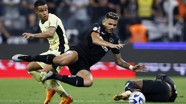    Педро Энрике и Тикиньо. Reuters