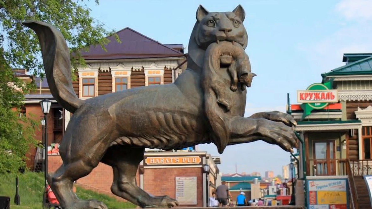 Сколько лет иркутску. Памятник бабру в Иркутске. Иркутский Бабр памятник. Статуя Бабр Иркутск. Символ Иркутска Бабр.