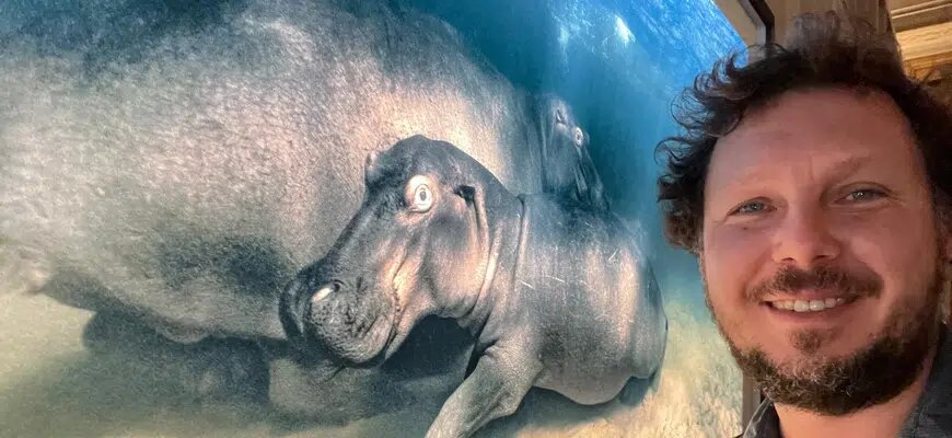 Фотограф Михаил Коростелев со своим снимком «Питомник бегемотов» © Соцсети Михаила Коростелева vk.com/mike_korostelev