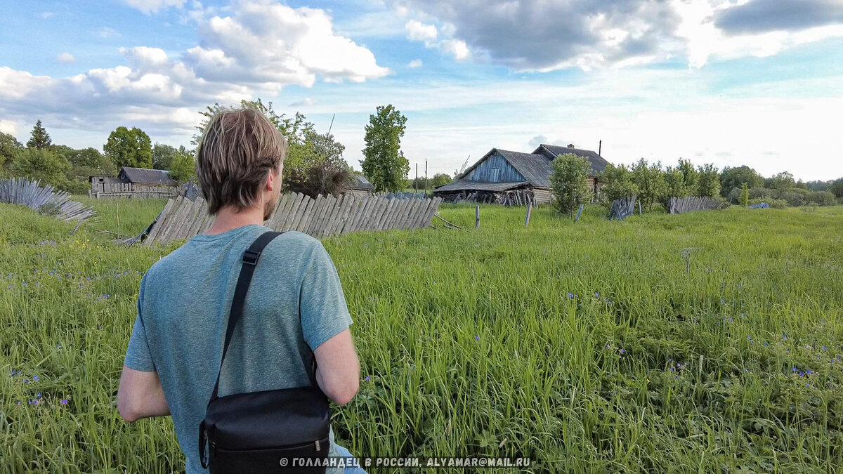 Вокруг домов - поле травы, дорожки нет. Фото: Голландец в России