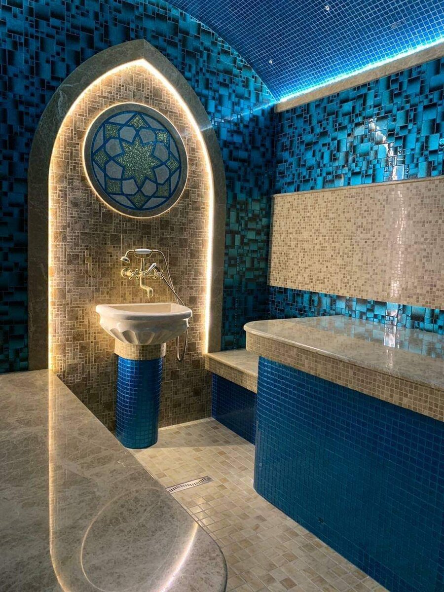 Интерьер хамама в контрастных оттенках синей бирюзы и мёда. Дизайнер Светлана Айвазова